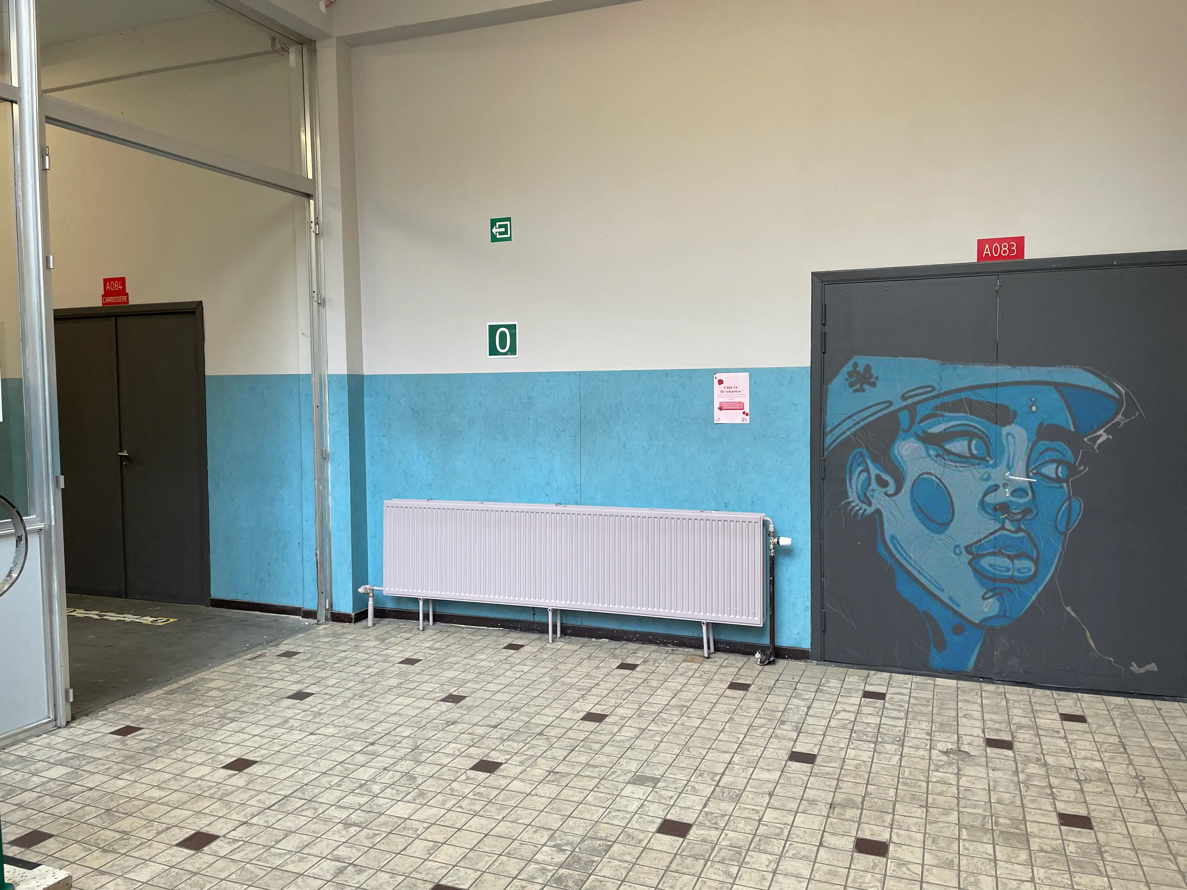 Porte industrielle peinte avec un portrait féminin artistique en style géométrique, utilisant des nuances de bleu et de gris.